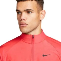 Nike Golf Layer Dri-FIT ADV Tour, Coral -Polo und Mütze nike golf layer dri fit adv tour coral pink 5060476 3DxyZF6E0XLHWP 1280x1280