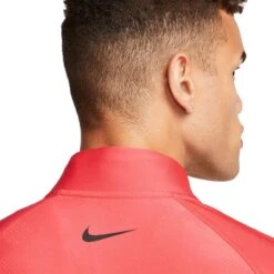 Nike Golf Layer Dri-FIT ADV Tour, Coral -Polo und Mütze nike golf layer dri fit adv tour coral pink 5060476 47aZg3jh92H4ac 1280x1280