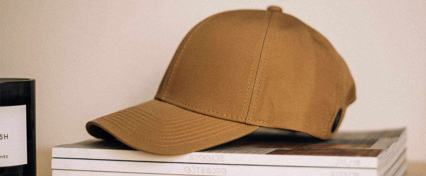 Titelseite -Polo und Mütze button on top